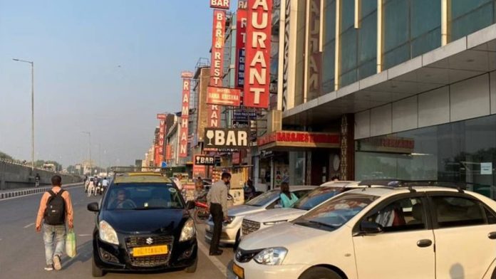 दिल्लीहून गुरुग्रामला जाणाऱ्या मार्गावर महिपालपूर हे राष्ट्रीय महामार्ग 8 च्या डावीकडे आहे - अतिथीगृहे, हॉटेल्स, स्पा आणि पार्लरचा 5 किमीचा अरुंद भाग.