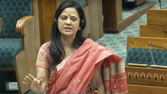 टीएमसी खासदार महुआ मोइत्रा 24 मार्च 2025 रोजी लोकसभेला संबोधित करताना