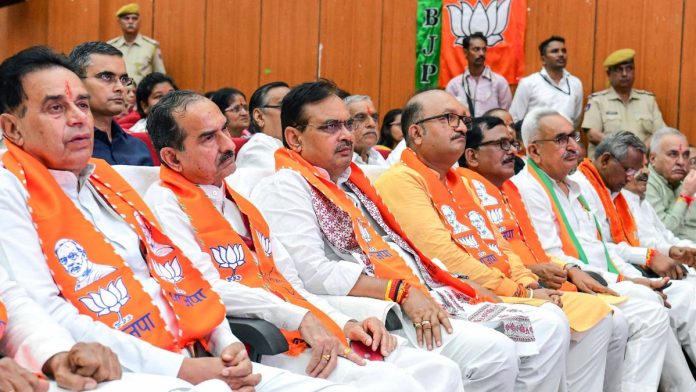 जोधपूरमध्ये भाजप प्रदेशाध्यक्ष मदन राठोड आणि इतर पक्ष नेत्यांसोबत राजस्थानचे मुख्यमंत्री भजनलाल शर्मा यांचा फाइल फोटो.