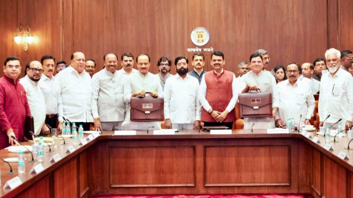 सोमवारी मुंबईत 2025-26 या वर्षाच्या अर्थसंकल्पाच्या सादरीकरणापूर्वी महाराष्ट्राचे मुख्यमंत्री देवेंद्र फडणवीस, राज्याचे अर्थमंत्री अजित पवार, उपमुख्यमंत्री एकनाथ शिंदे आणि इतर मंत्रिमंडळ सदस्यांसह.