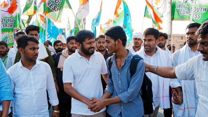 बिहारमध्ये सुरू असलेल्या यात्रेदरम्यान एनएसयूआयचा राष्ट्रीय प्रभारी कन्हैया कुमार एका तरुणाशी संवाद साधताना .