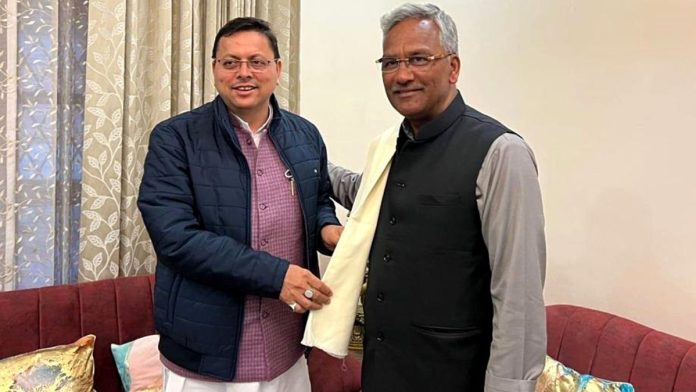 उत्तराखंडचे मुख्यमंत्री पुष्कर सिंह धामी राज्याचे माजी मुख्यमंत्री त्रिवेंद्र सिंह रावत यांच्यासोबत.