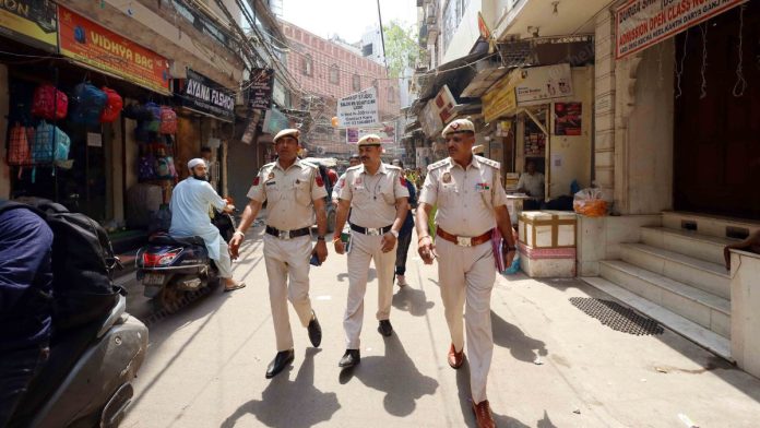 दिल्लीच्या रस्त्यांवर गस्त.