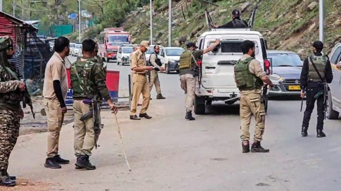 मंगळवारी पहलगाममध्ये पर्यटकांवर झालेल्या दहशतवादी हल्ल्यानंतर सुरक्षा कर्मचारी घटनास्थळी दाखल झाले.