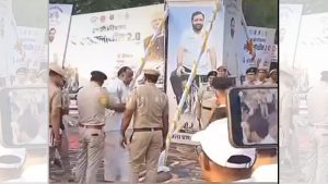 मनीष सिंगला यांना पोलीस घेऊन जात असतानाच्या व्हायरल व्हिडिओमधील दृश्य.