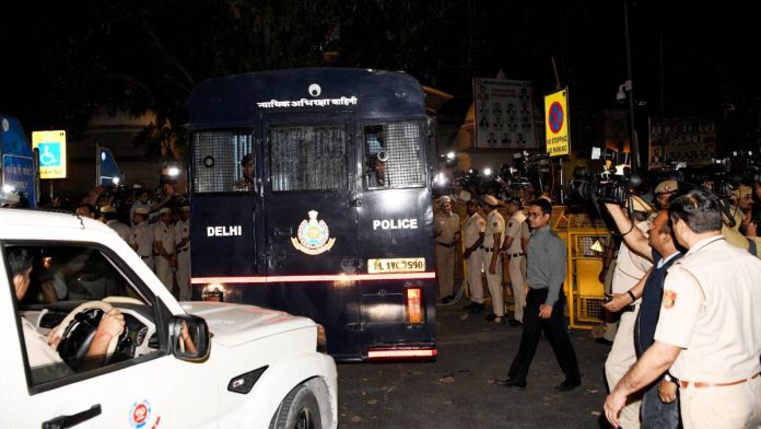 26/11 मुंबई हल्ल्यातील आरोपी तहव्वुर राणाला अमेरिकेतून प्रत्यार्पणानंतर गुरुवारी नवी दिल्लीतील पटियाला हाऊस न्यायालयात हजर करण्यात येत आहे.