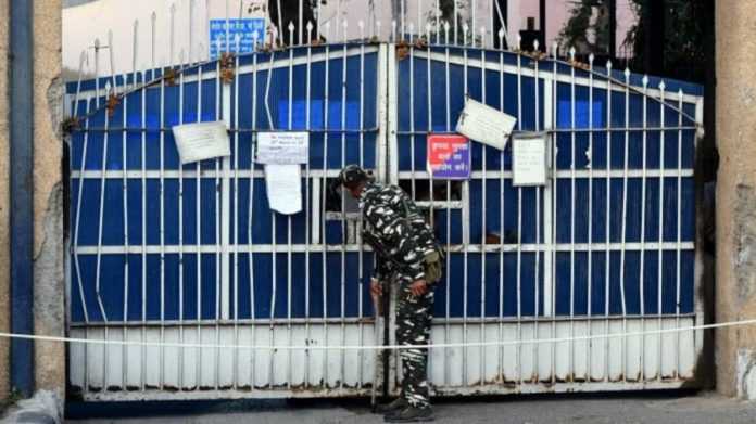 तिहार तुरुंगाबाहेर सुरक्षा कर्मचारी.