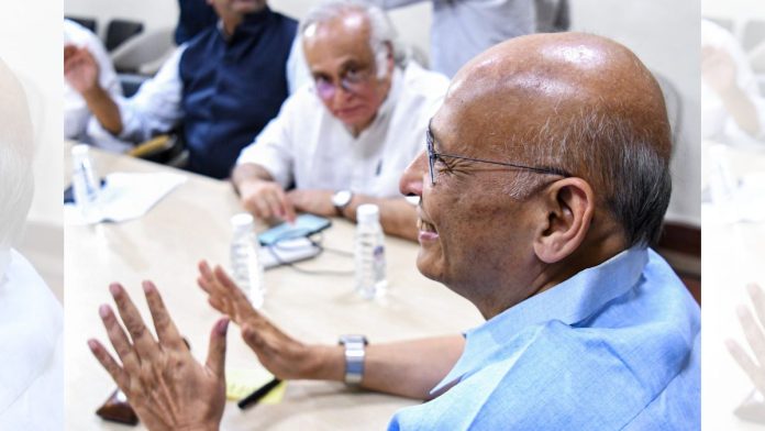 काँग्रेस नेते अभिषेक मनू सिंघवी आणि जयराम रमेश