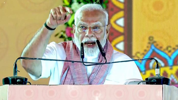 पंतप्रधान नरेंद्र मोदी गुरुवारी मधुबनी येथे राष्ट्रीय पंचायती राज दिनानिमित्त एका जाहीर सभेला संबोधित करत आहेत.