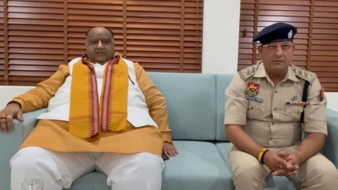 माफीच्या व्हिडिओमध्ये भाजप नेते मनीष सिंगला (डावीकडे) हरियाणा पोलिस उपअधीक्षक (डीएसपी) जितेंद्र राणा यांच्यासोबत