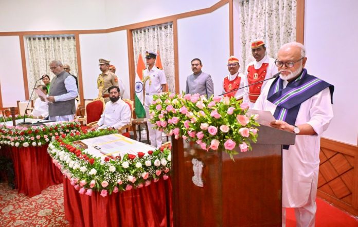 महाराष्ट्राचे राज्यपाल सी.पी. राधाकृष्णन यांनी मंगळवारी मुंबईतील राजभवन येथे राष्ट्रवादी काँग्रेस (अजित पवार) नेते छगन भुजबळ यांना महाराष्ट्र सरकारमध्ये मंत्रीपदाची शपथ दिली.