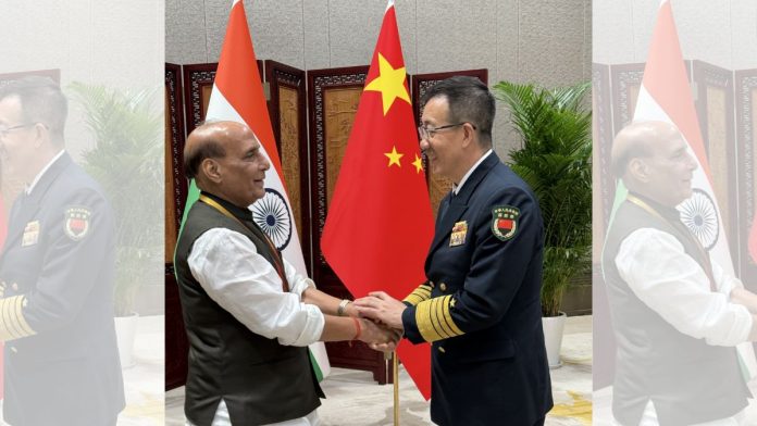 क्विंगदाओ येथे एससीओ संरक्षण मंत्र्यांच्या बैठकीच्या वेळी संरक्षण मंत्री राजनाथ सिंह आणि चीनचे संरक्षण मंत्री अॅडमिरल डोंग जून.