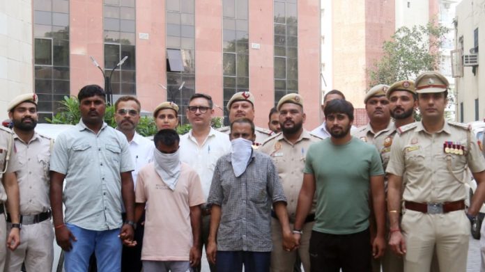 3 मे रोजी दिल्ली पोलिसांनी बेकायदेशीर बांगलादेशी स्थलांतरित आणि बनावट कागदपत्रांच्या रॅकेटशी संबंधित 3 जणांना अटक केली.