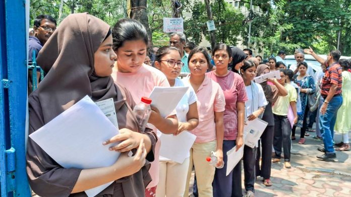 प्रातिनिधिक प्रतिमा | नीट-यूजी 2025 परीक्षेला बसण्यासाठी रांगेत उभे असलेले इच्छुक