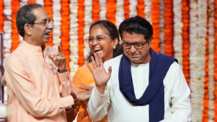 मुंबईत 'आवाज मराठीचा' या संयुक्त रॅलीत शिवसेना (उबाठा) प्रमुख उद्धव ठाकरे, राष्ट्रवादी (सपा) नेत्या सुप्रिया सुळे आणि मनसे प्रमुख राज ठाकरे यांचा फाइल फोटो.