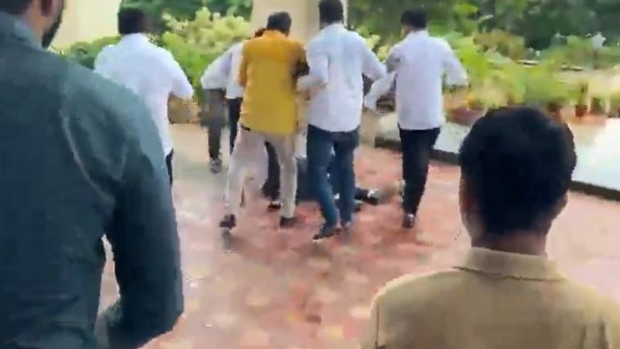 बीएमसीचे अतिरिक्त आयुक्त रत्नाकर साहू यांच्यावर हल्ला झाल्याचा व्हिडिओ ऑनलाइन व्हायरल झाला.