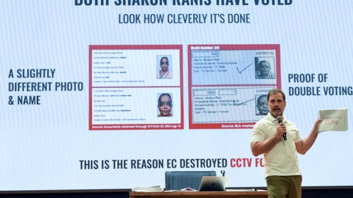 नवी दिल्लीतील इंदिरा भवन येथे पत्रकार परिषदेत, लोकसभा खासदार आणि काँग्रेस खासदार राहुल गांधी यांनी बेंगळुरू मध्य लोकसभा मतदारसंघातील महादेवपुरा विधानसभा क्षेत्रात मतदार यादीतील फेरफाराचे 'पुरावे' दाखवले.