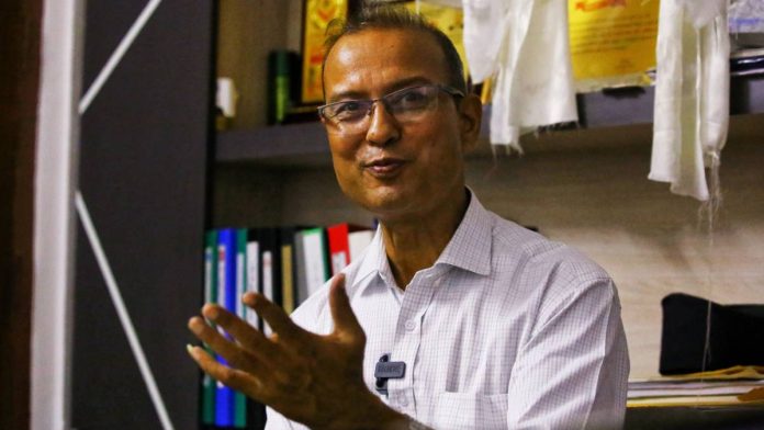 नेपाळचे माजी कायदा, न्याय आणि संसदीय कामकाज मंत्री गोविंदा बंदी काठमांडू येथील त्यांच्या कार्यालयात