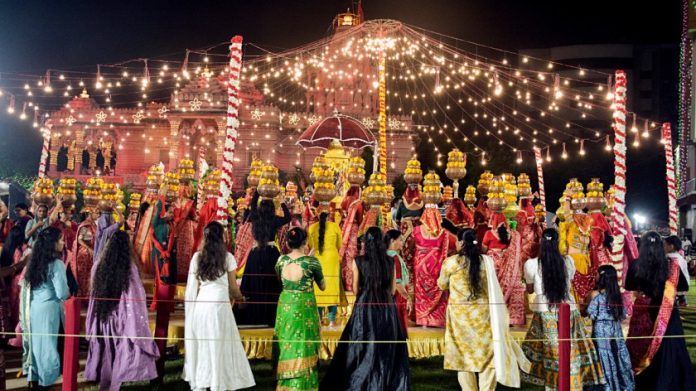 गरबा कार्यक्रमात सहभागी झालेल्या लोकांचा फाइल फोटो