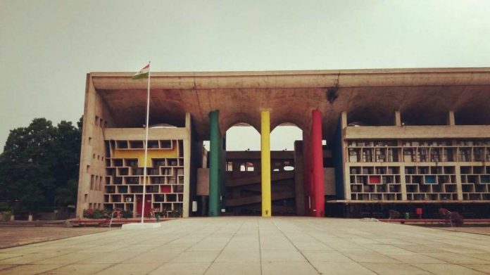 पंजाब आणि हरियाणा उच्च न्यायालयाने म्हटले आहे की, पुरूषाचे वर्तन, कितीही त्रासदायक असले तरी, ते 'स्त्रीच्या सभ्यतेला धक्का देणारे नव्हते’,त्यामुळे ते आयपीसी 354 अंतर्गत गुन्हा ठरत नाही.