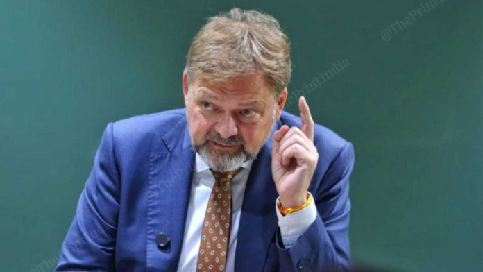 द प्रिंटशी झालेल्या संभाषणादरम्यान जर्मन राजदूत फिलिप अकरमन.