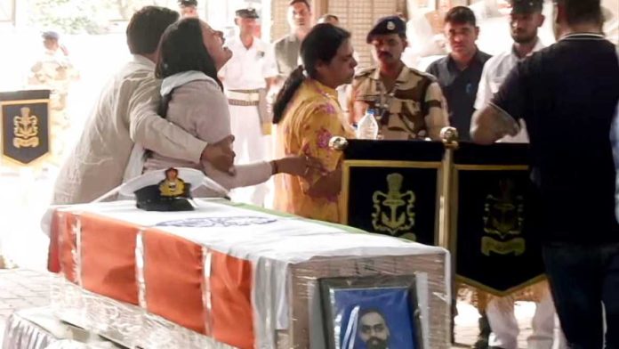 पहलगाम हल्ल्यातील बळींपैकी एक लेफ्टनंट विनय नरवाल यांच्या पत्नी हिमांशी यांनी त्यांच्या निधनाबद्दल शोक व्यक्त करताना.