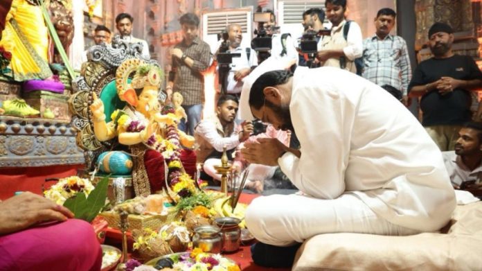 महाराष्ट्राचे उपमुख्यमंत्री एकनाथ शिंदे हे शनिवार व रविवारच्या गणपती उत्सवासाठी सातारा येथील त्यांच्या गावी होते.