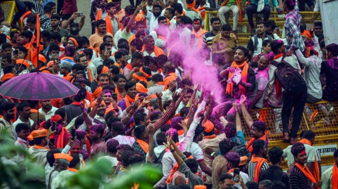 महाराष्ट्र सरकारने त्यांच्या मागण्या मान्य केल्यानंतर मंगळवारी मुंबईत मराठा आरक्षण आंदोलनाच्या समर्थकांनी जल्लोष केला.