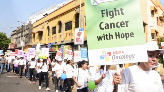 कोलकाता येथे राष्ट्रीय कर्करोग जागरूकता दिनाच्या पूर्वसंध्येला काढलेल्या जागरूकता रॅलीचा संग्रहित फोटो.