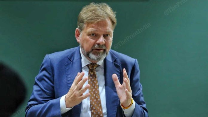 द प्रिंटशी संवाद साधताना जर्मन राजदूत फिलिप अकरमन.