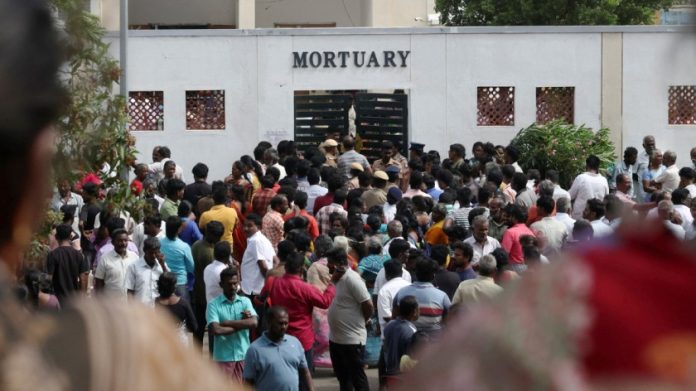 तामिळनाडूच्या करूर जिल्ह्यातील तमिलागा वेत्री कळघम यांनी आयोजित केलेल्या निवडणूक प्रचार रॅलीत चेंगराचेंगरीच्या घटनेनंतर पीडितांचे मृतदेह घेण्यासाठी नातेवाईक करूर शासकीय वैद्यकीय महाविद्यालयाच्या शवागारासमोर जमले