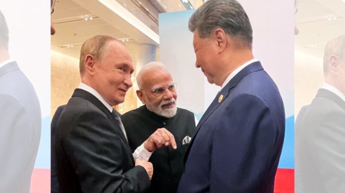 फाइल फोटो: तियानजिनमधील शांघाय सहकार्य परिषद (एससीओ) शिखर परिषदेच्या ठिकाणी पंतप्रधान नरेंद्र मोदी, चीनचे अध्यक्ष शी जिनपिंग आणि रशियाचे अध्यक्ष व्लादिमीर पुतिन.