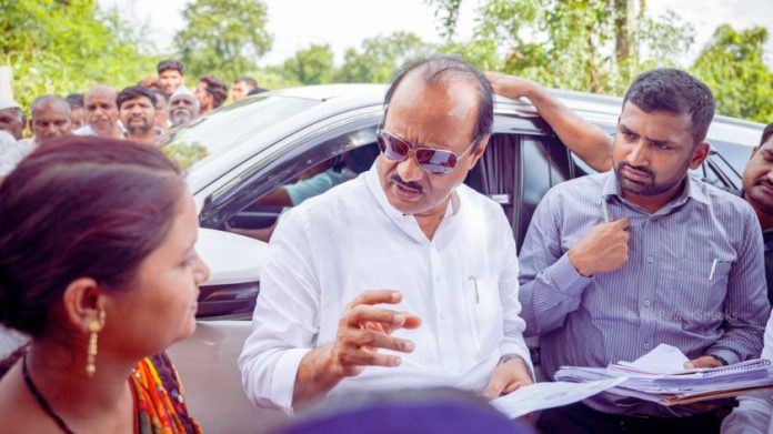 महाराष्ट्राचे उपमुख्यमंत्री अजित पवार यांनी बीड जिल्ह्यातील अतिवृष्टीमुळे बाधित लोकांशी संवाद साधला.