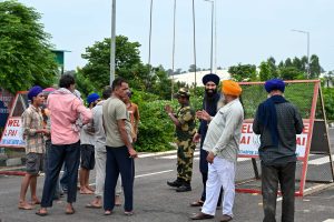 बीएसएफचे कर्मचारी बॅरिकेडवर स्थानिकांशी बोलताना. | सूरज सिंग बिश्त | द प्रिंट