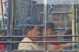 कांगलाटोंगबी गावात बसमध्ये बसलेले मेईती प्रवासी इम्फाळला प्रवास करताना | प्रवीण जैन | द प्रिंट