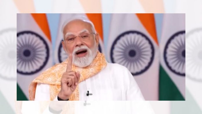 पंतप्रधान नरेंद्र मोदी यांनी व्हिडिओ कॉन्फरन्सद्वारे त्यांच्या आईबद्दल भावपूर्ण भाषण दिले.