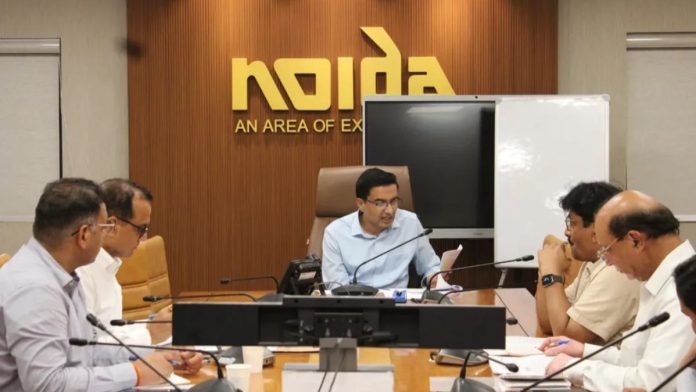 सोमवारी झालेल्या बैठकीचे अध्यक्ष नोएडा प्राधिकरणाचे सीईओ लोकेश एम. होते.