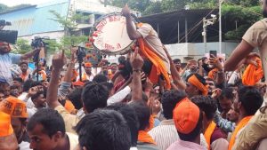 सरकारने त्यांच्या बहुतेक मागण्या मान्य केल्यानंतर आणि मनोज जरांगे-पाटील यांनी त्यांचे उपोषण सोडल्यानंतर मराठा आरक्षण समर्थकांनी आनंद साजरा केला.
