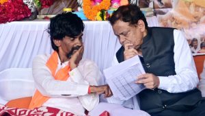मंगळवारी मुंबईतील आझाद मैदानात मराठा आरक्षण कार्यकर्ते मनोज जरंगे-पाटील यांनी ज्यूस पिऊन उपोषण सोडले.