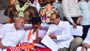 मराठा आरक्षण कार्यकर्ते मनोज जरंगे-पाटील यांनी मंगळवारी कॅबिनेट उपसमितीचे प्रमुख राधाकृष्ण विखे पाटील यांच्याकडून मराठा आरक्षणाबाबतचा सरकारी ठराव (जीआर) स्वीकारला.