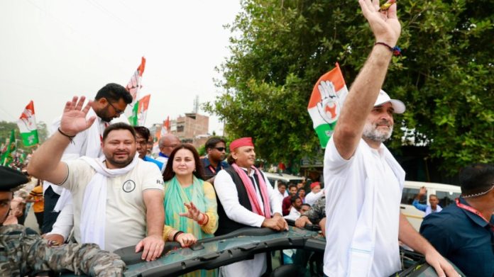 मतदार अधिकार यात्रेदरम्यान काँग्रेस नेते राहुल गांधी आरजेडीचे तेजस्वी यादव, त्यांची बहीण रोहिणी आचार्य आणि सपाचे अखिलेश यादव यांच्यासोबत