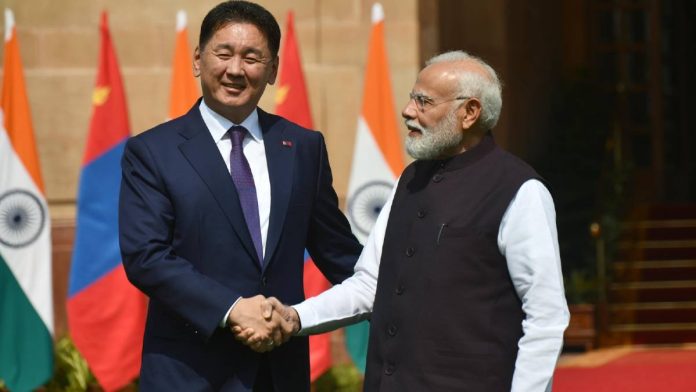 मंगळवारी नवी दिल्लीतील हैदराबाद हाऊस येथे मंगोलियाचे अध्यक्ष खुरेलसुख उखना यांच्यासोबत पंतप्रधान नरेंद्र मोदी.