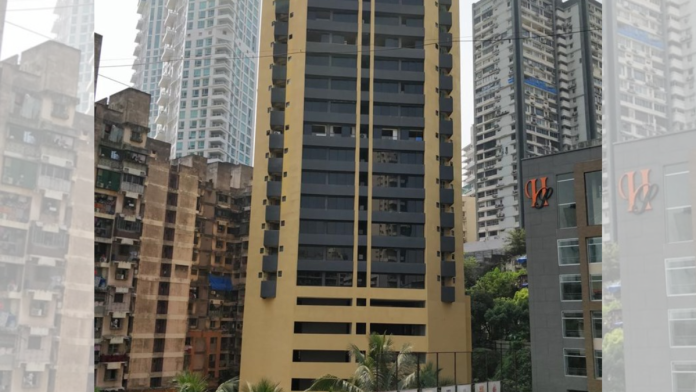 हे फ्लॅट दक्षिण मुंबईतील क्रेसेंट टॉवर येथे आहेत.