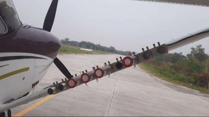 मेरठ विमानतळावरून दिल्लीसाठी सेस्ना विमानाने सीडिंग फ्लेअर्स सोडण्यासाठी उड्डाण केले.