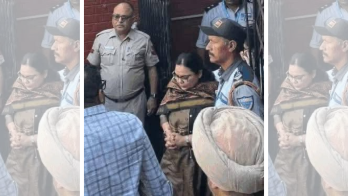 आयएएस अधिकारी अमनीत पी कुमार (मध्यभागी) यांनी हरियाणाचे डीजीपी शत्रुजीत कपूर आणि रोहतकचे एसपी नरेंद्र बिजर्निया यांच्यावर जातीय भेदभाव आणि आत्महत्येस प्रवृत्त केल्याचा आरोप केला आहे.