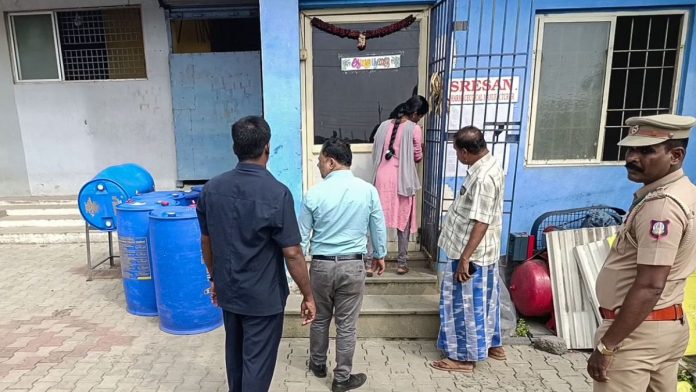 चेन्नईजवळील कांचीपुरम येथील श्रीसन फार्मा येथे सोमवारी अनेक मुलांचा मृत्यू झालेल्या कोल्ड्रिफ कफ सिरप प्रकरणासंदर्भात ईडीने छापा टाकला.