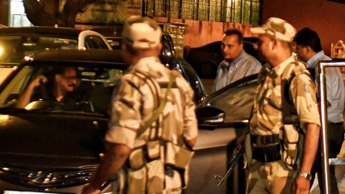 कर्ज घोटाळ्याप्रकरणी चौकशी केल्यानंतर नवी दिल्लीतील अंमलबजावणी संचालनालयाच्या कार्यालयातून बाहेर पडताना अनिल अंबानींचा फाइल फोटो.