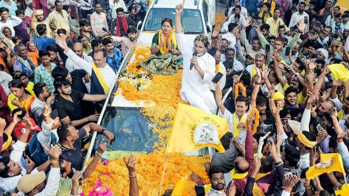 मधुबनीमध्ये बिहार विधानसभा निवडणुकीच्या दुसऱ्या टप्प्यातील रोड शो दरम्यान जन सूरज पक्षाचे प्रमुख प्रशांत किशोर यांचा फाइल फोटो