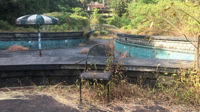 लोणावळा येथील एकेकाळी शोपीस सहारा टाउनशिप असलेल्या अ‍ॅम्बी व्हॅली सिटीमधील रिकामा तलाव. 10 हजार एकरची ही मालमत्ता आता अदानी समूहाला संकटात विक्रीसाठी नेण्यात येणाऱ्या मालमत्तेमध्ये समाविष्ट आहे | फोटो: अमृतांश अरोरा | द प्रिंट