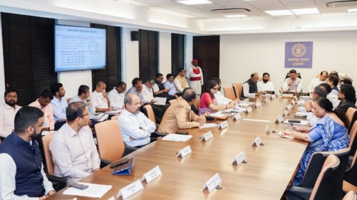 17 नोव्हेंबर 2025 रोजी मुख्यमंत्री देवेंद्र फडणवीस यांच्या अध्यक्षतेखाली झालेल्या महाराष्ट्र मंत्रिमंडळाच्या बैठकीत शिवसेनेचे (शिंदे) सदस्य उपस्थित नव्हते.